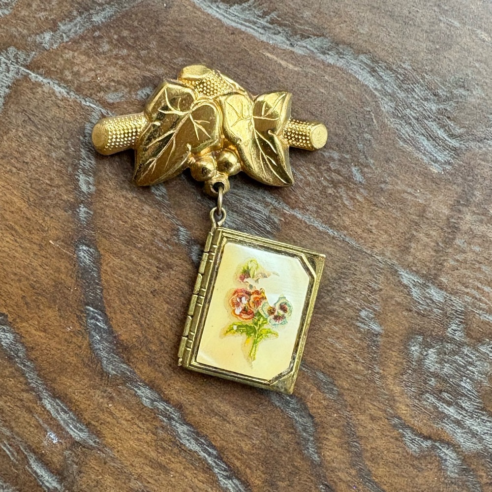 Vintage gold pin with locket for two pictures and flowers on front - Picture 6 of 10